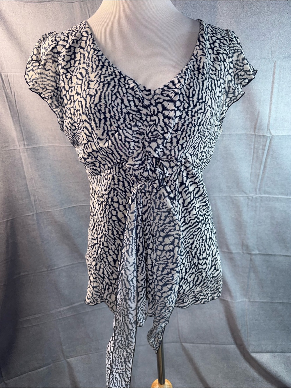 2234-Cato Black and White V-Neck Tie-Front Blouse